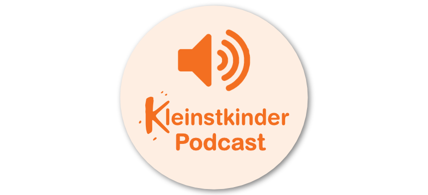 Auf einem orangenen Kreis steht in orangener Schrift Kleinstkinderpodcast und die Grafik eines Lautsprechers ist darüber